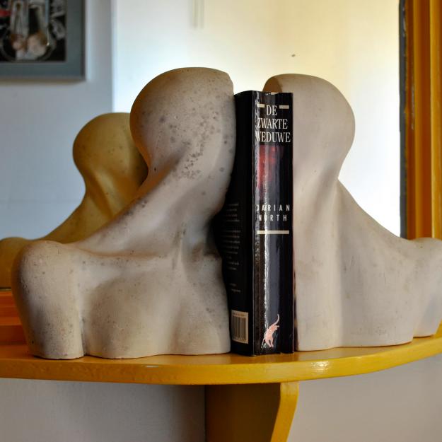 8a/1991 Boekensteunen 2 stuks gips afm.27hx12bx19l cm €150,-